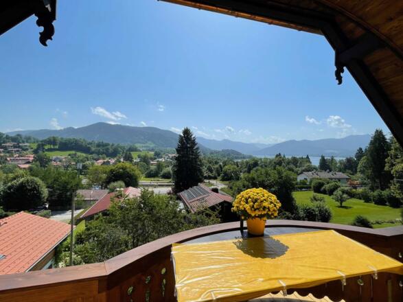 Südbalkon mit Blick auf See und Tal