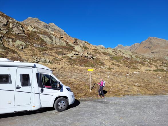 Ausgangspunkt der Tour beim Parkplatz / Haltestelle auf 2400m