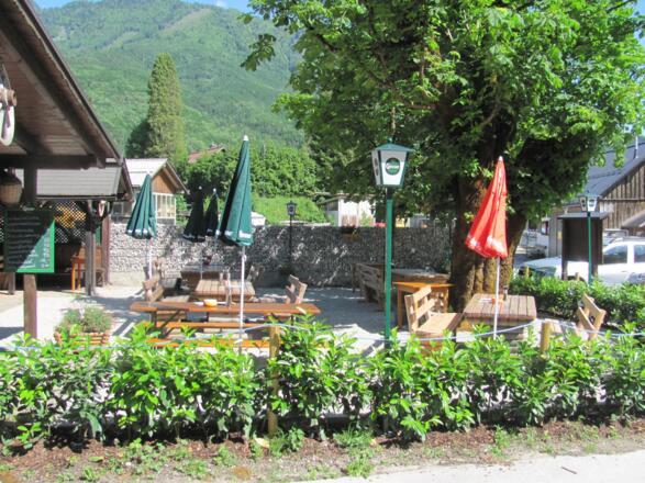 Gemütlicher Gastgarten beim Weissenbachwirt in Bad Goisern