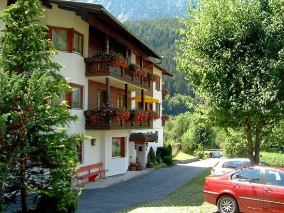 Haus Marita - Nordansicht, Parkplätze