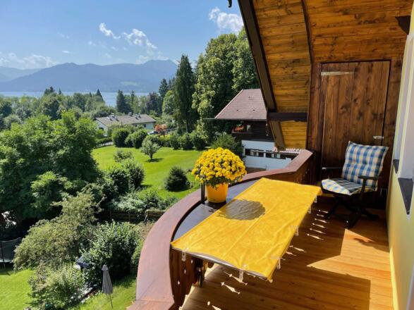 Südbalkon mit Blick auf See und Tal