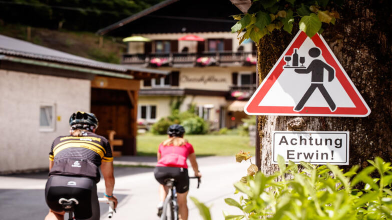 Durchfahrt mit dem Bike beim Weissenbachwirt in Bad Goisern