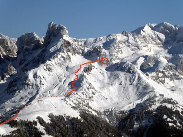 Der Blick vom gegenüberliegenden Korein (1850 m) auf den oberen Anstiegsteil zur Kamplbrunnspitze (Kreis).