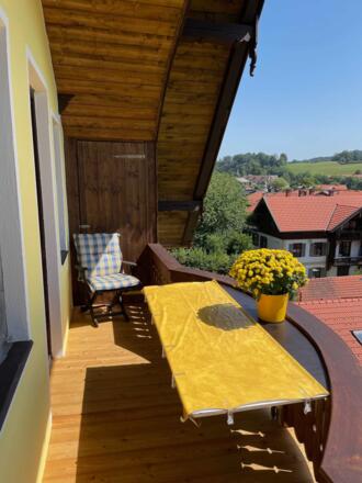 Südbalkon mit Blick auf See und Tal
