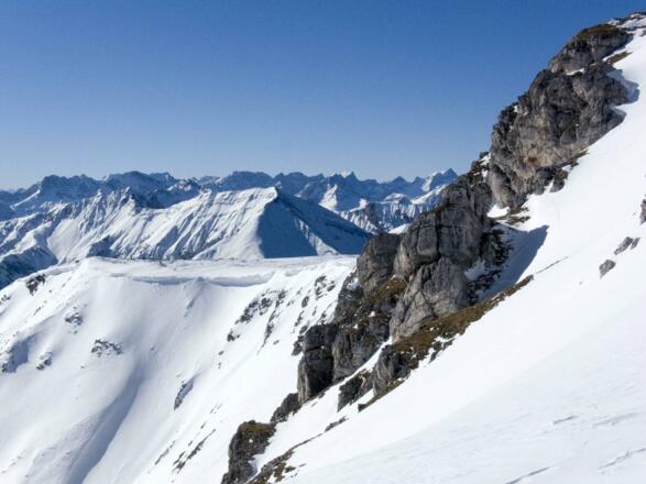 Unter der Gipfelhöhe öffnen sich interessante Blicke in das Karwendelgebirge.