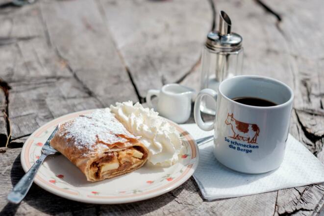 Kaffeebrotzeit mit Apfelstrudel am Hohenzollernhaus