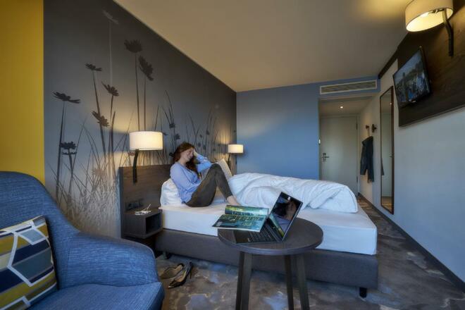 Doppelzimmer Hwest Hotel Hall mit Person