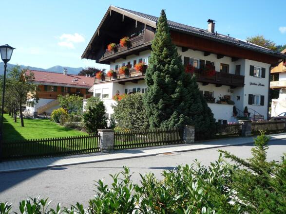 Gästehaus und Neubau, Ansicht von NO