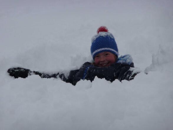 einfach nur im Schnee spielen