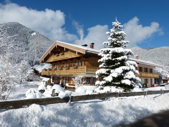 Winteransicht Gästehaus Becher mit neuem Anbau 2017