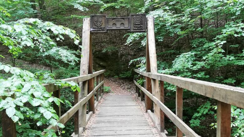 Brücke für Wanderer oberhalb der Hochwaldgrotte bei Eisenach