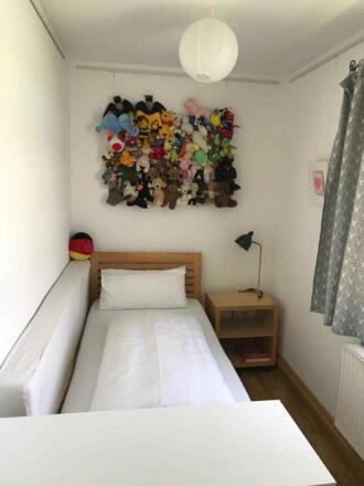 Kleines Schlafzimmer mit Einzelbett (Zugang durch das größere Schlafzimmer)