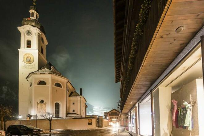 Die Pfarrkirche in Oberaudorf bei Nacht