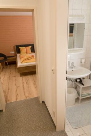 Allergiker gerechtes Doppelbettzimmer mit Dusche