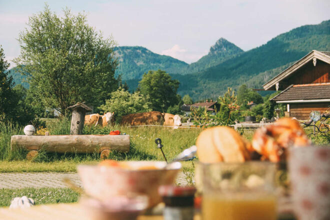 Das Frühstück kann man auch auf unsere Terrasse, mit wunderbarem Panorama, genießen.