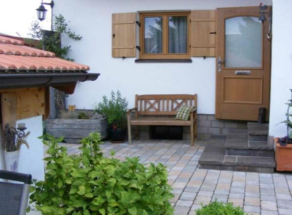 Hauseingang mit Küchenfenster