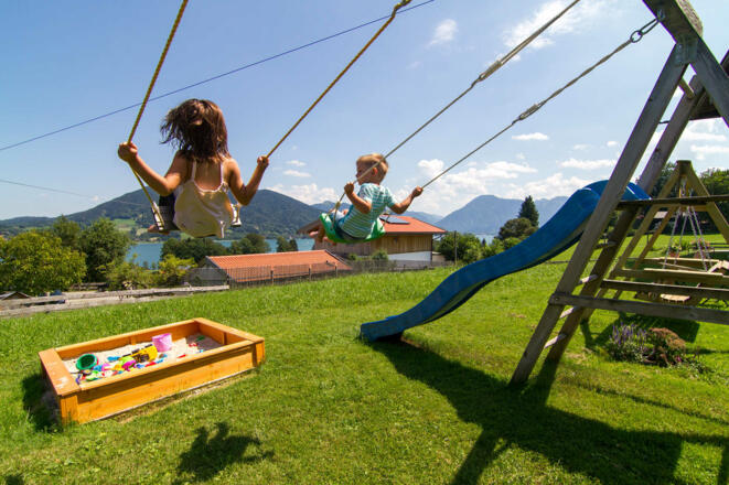 Schaukeln am Spielplatz