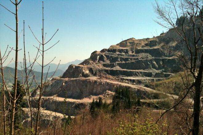 Blick auf den Steinbruch bei Vils
