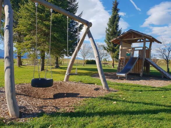 Spielplatz Häuschen Schaukel 2