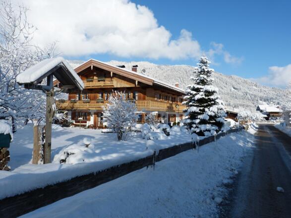 Winteransicht Gästehaus Becher mit neuem Anbau 2017