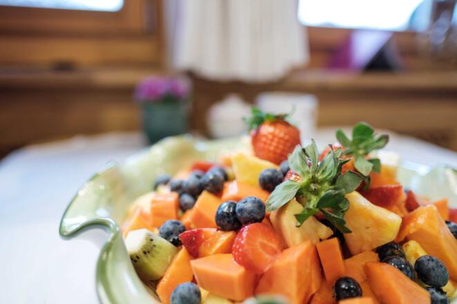 Frühstücksbuffet mit frischem Obstsalat und regionalen Spezialitäten