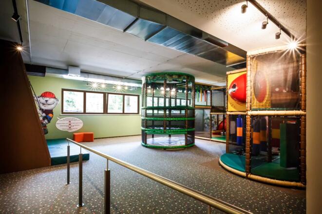 Kids Club mit Softplayanlage und Kletterwand