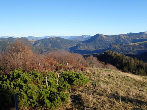 Der Ausblick vom Anzenberg reicht bis ins Tote Gebirge