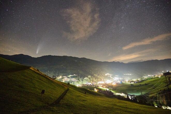 Aussicht nach Hinterglemm mit Komet Neowise