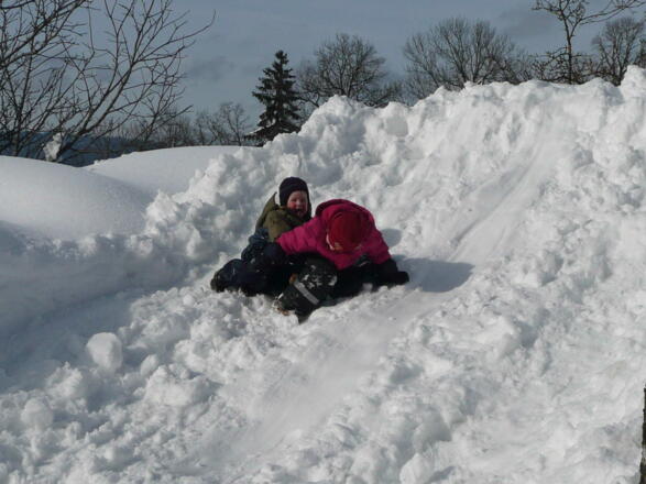 Schneebergrutschen vor dem Haus