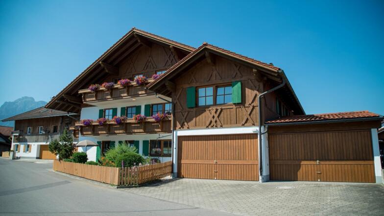 Haus Außenansicht mit Garagen