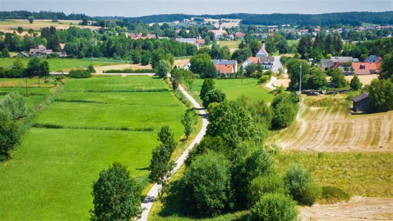 Bockerlradweg bei Rudelzhausen mit Schimmelkapelle