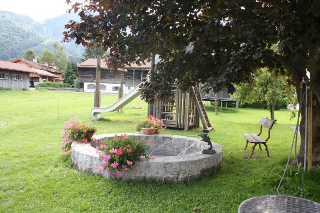 Brunnen und Spielplatz