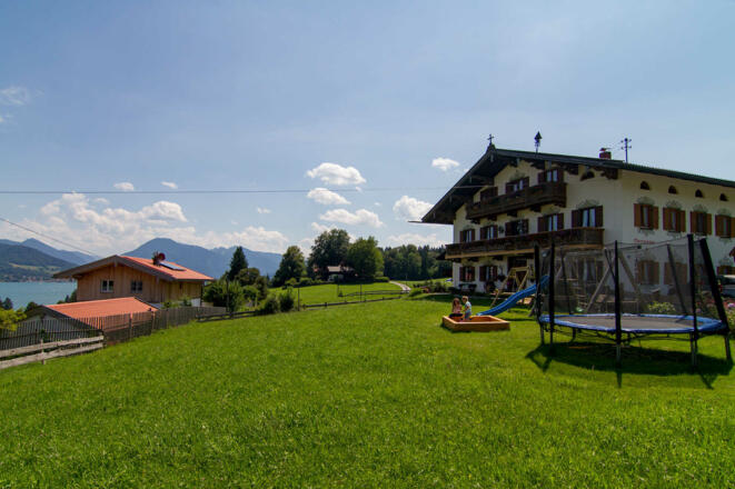 Spielplatz und Liegewiese vor dem Haus