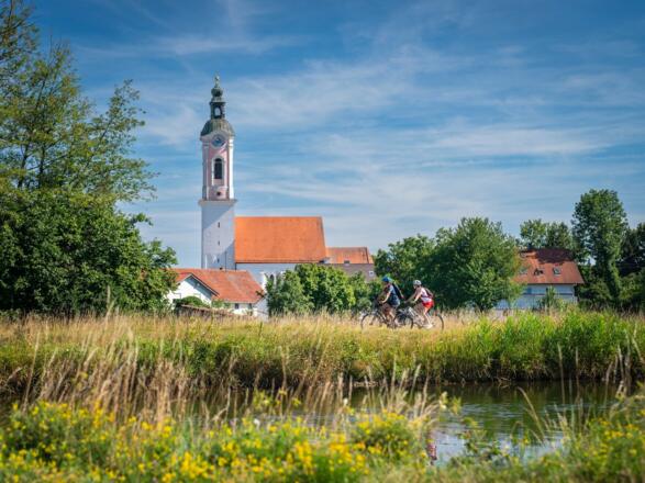 Am Amperkanal bei Zolling vor der Pfarrkirche St. Johannes der Täufer