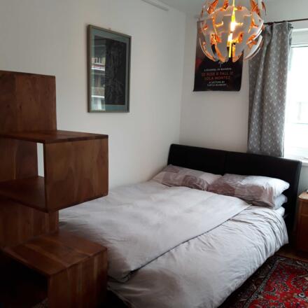 Schlafzimmer mit Doppelbett 1,40 (dient auch als Durchgang zum zweiten Schlafzimmer)