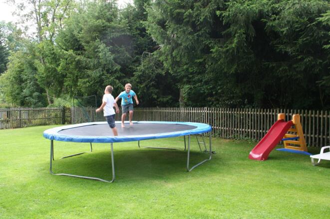 Trampolin im Sommer