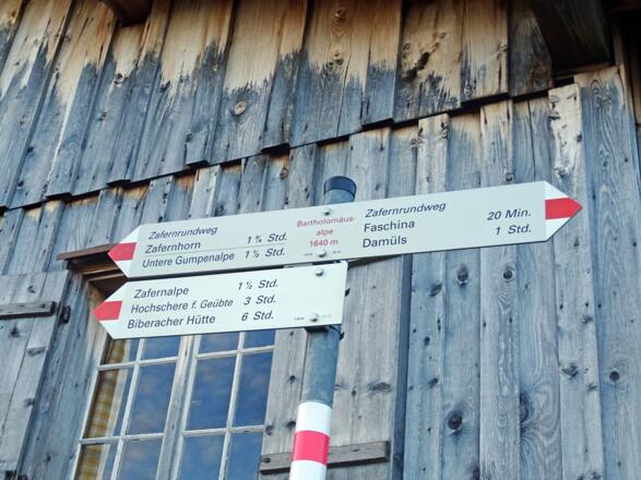 Wegweiser direkt bei der Bartholomäus Alpe