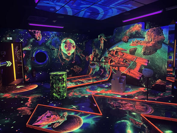Themenwelt in der Schwarzlicht Minigolf Anlage in Neufahrn
