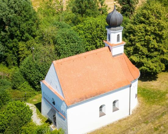 Luftaufnahme der Schimmelkapelle St. Stephan bei Enzelhausen