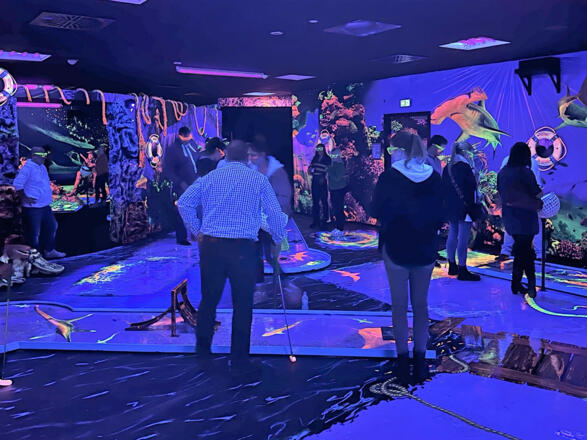 3D Neongolfen in der Schwarzlicht Minigolf Anlage in Neufahrn