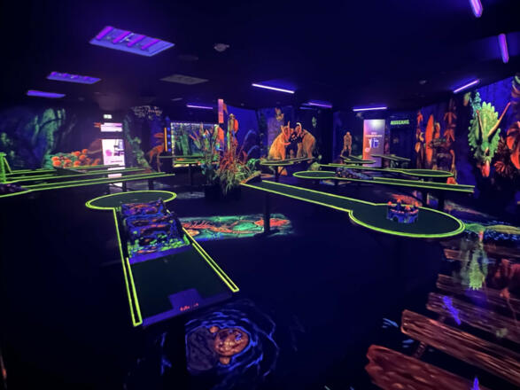3D Pit-Pat Bahnen in der Schwarzlicht Minigolf Anlage in Neufahrn