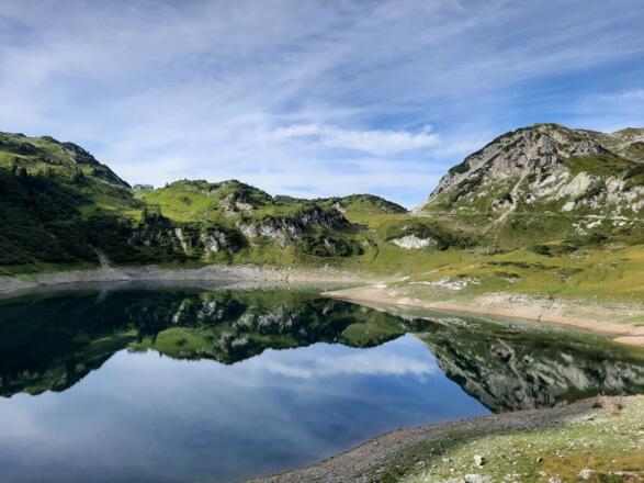 Formarinsee mit Freiburger Hütte im Hintergrund