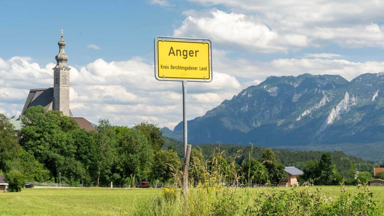Anger mit der Kirche Maria Himmelfahrt und Untersberg