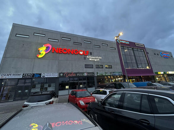 Außenansicht der Schwarzlicht Minigolf Anlage in Neufahrn