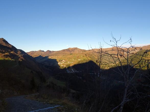 Blick hinunter nach Damüls, kurz vor der Bartholomäus Alpe
