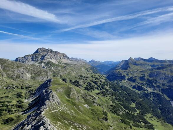 Blick Richtung Rote Wand und Lechquellengebirge