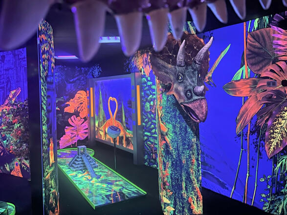Themenwelt in der Schwarzlicht Minigolf Anlage in Neufahrn