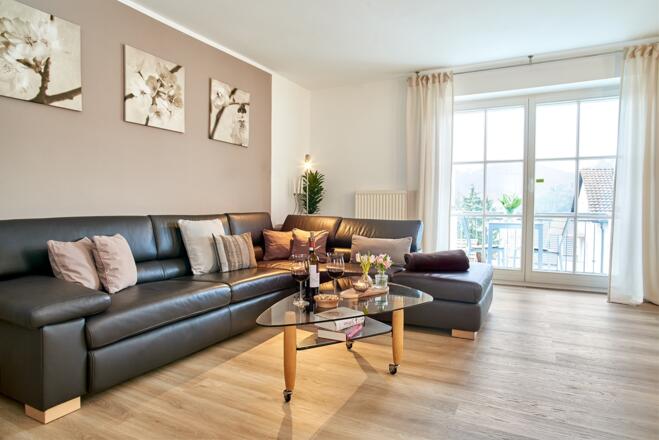 Ferienwohnung No1, Wohnzimmer mit Balkon