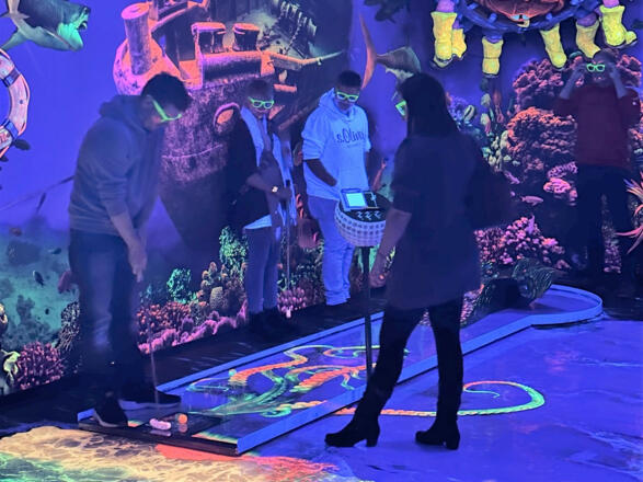 3D Neongolfen in der Schwarzlicht Minigolf Anlage in Neufahrn