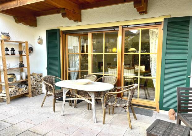 Terrasse mit Sitzmöglichkeit, Grill und Garten mit Blick auf die Berge